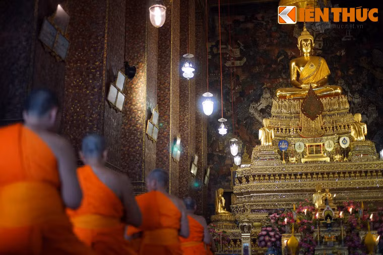 Chính điện của chùa là một tòa nhà bề thế, được bài trí theo kiểu truyền thống của các chùa Thái Lan với bức tượng Phật dát vàng trên đài thờ ở trung tâm.