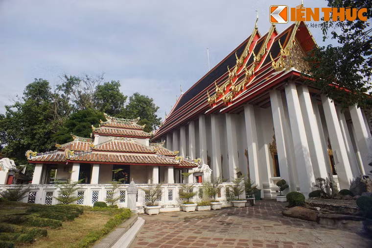 Một nét độc đáo trong kiến trúc chùa Wat Pho là sự giao thoa với các nền văn hóa bên ngoài Thái Lan, đặc biệt là văn hóa Trung Hoa, thể hiện qua các khu đền thờ nhỏ, bảo tháp, các họa tiết trang trí kiến trúc.