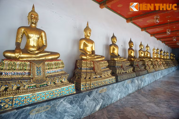 Với hơn một nghìn bức tượng Phật, trong đó rất nhiều tượng dát vàng và khảm đá quý, Wat Pho là ngôi chùa có nhiều tượng Phật bậc nhất Thái Lan.