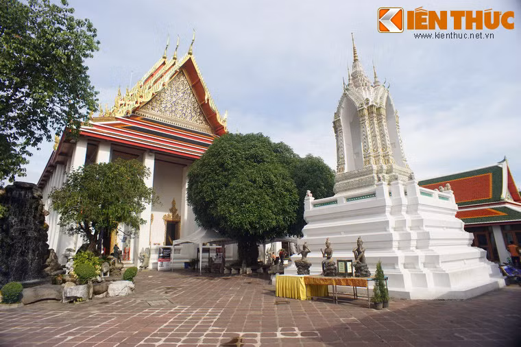 Chùa Wat Pho cũng nổi tiếng là nơi khai sinh ra trường phái massage Thái Lan. Một trường y học cổ truyền và massage đã được lập ở chùa vào năm 1962.