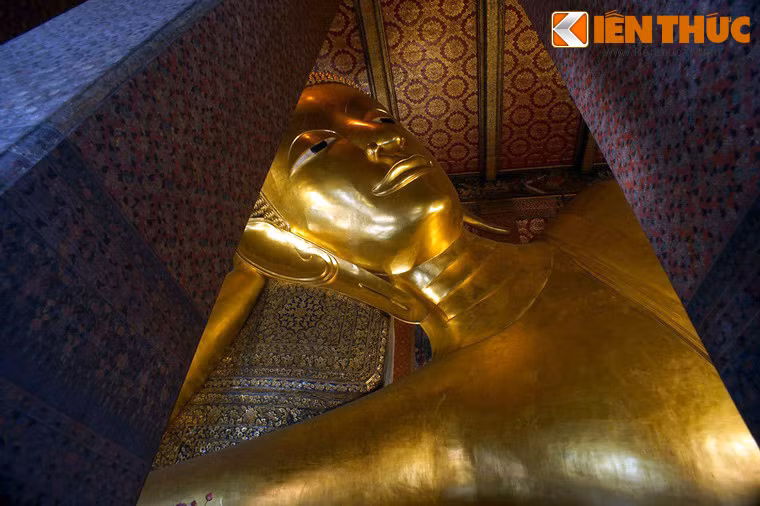 Trong số đó, có một tượng Phật khổng lồ nổi tiếng thế giới được làm trong thời kỳ vua Rama III. Tượng dài 46m, cao 15m, bên ngoài bọc vàng.