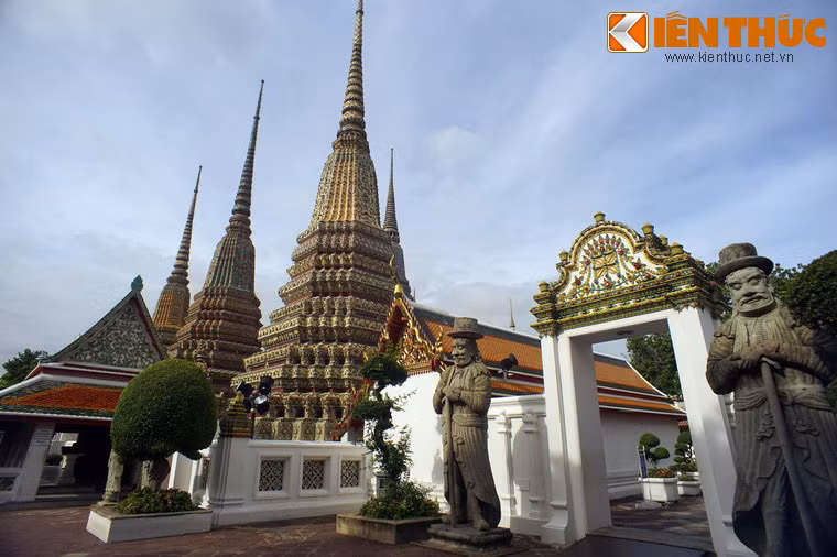 Sự giao lưu với văn hóa phương Tây thể hiện qua bức tượng những người châu Âu gác lối vào khu tháp tưởng niệm các vị vua.