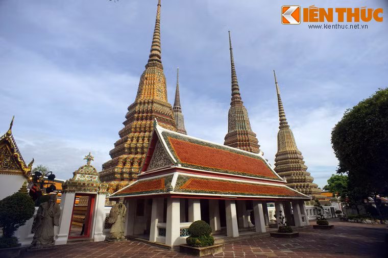 Trong khuôn viên chùa có 4 chedi (tháp thờ dạng tròn) lớn bằng đá khảm sành sứ màu xanh được xây lên để tưởng niệm 4 vị quốc vương đầu tiên của triều đại Chakri, còn gọi là triều đại Bangkok.