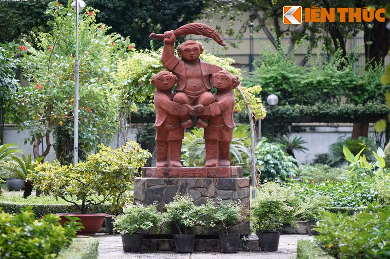 Tượng đài cờ lau Đinh Bộ Lĩnh trong công viên.