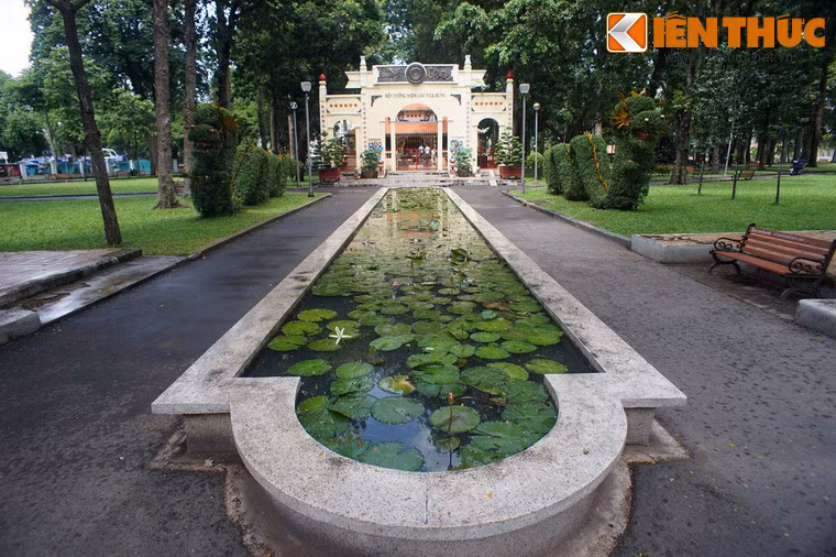 Bên cạnh nét đẹp thiên nhiên, công viên Tao Đàn còn là nơi tọa lạc nhiều công trình văn hóa đặc sắc, tiêu biểu là khu đền tưởng niệm các vua Hùng được xây dựng năm 1992.