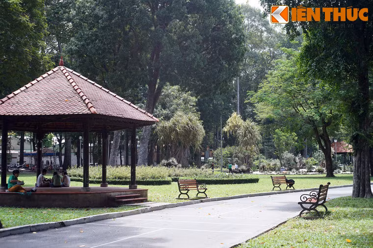 Nguyên khu đất xây công viên thuộc khuôn viên Dinh Toàn quyền của Pháp. Năm 1869, người Pháp cho xây con đường Miss Clavell (nay là đường Huyền Trân Công Chúa) tách khu vườn khỏi Dinh.