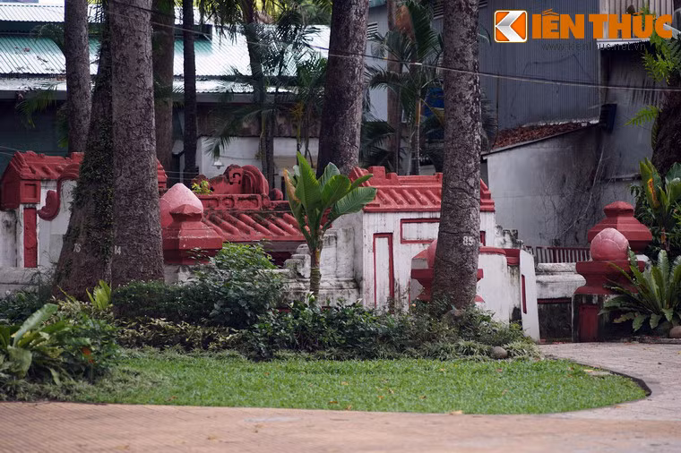 Một góc công viên còn có cả một khu mộ cổ với quy mô khá lớn.