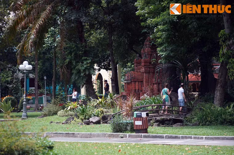 Giữa trung tâm của công viên có một tháp Chăm nhỏ nằm bên hồ nước.