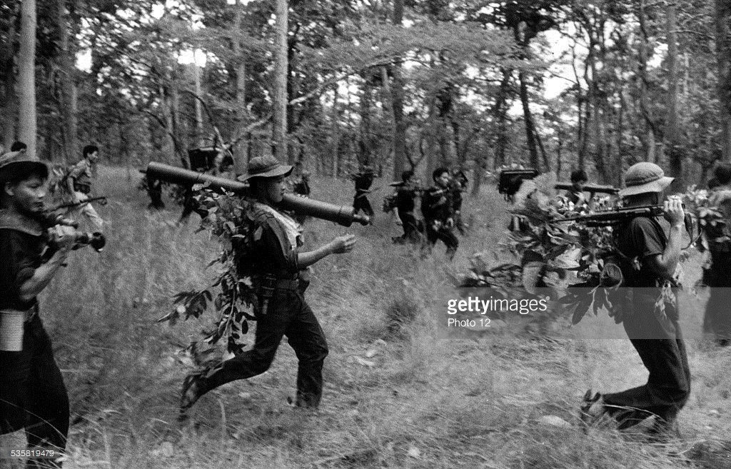 Lực lượng Giải phóng gấp rút di chuyển đến vị trí chiến đấu, miền Nam thập niên 1960. Ảnh: Getty.