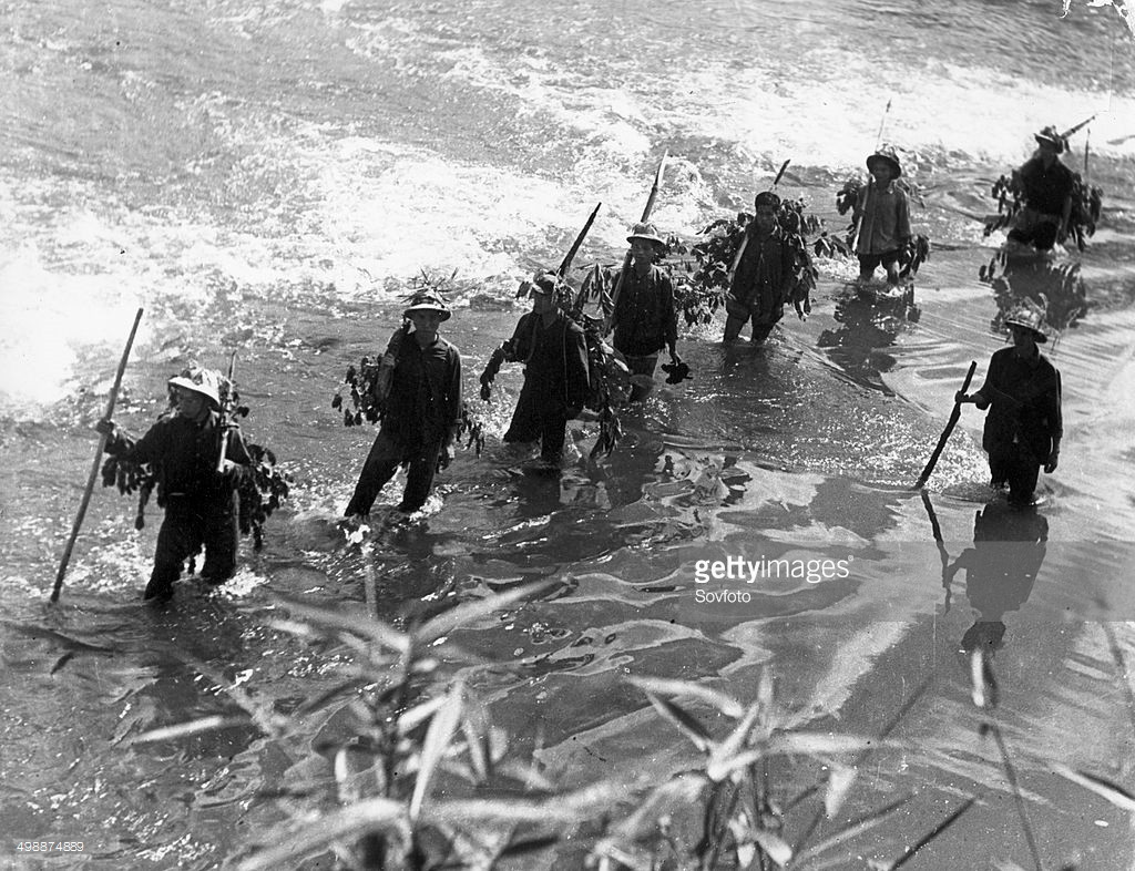 Dân quân Phú Thọ diễn tập vượt sông, 1960. Ảnh: Getty.