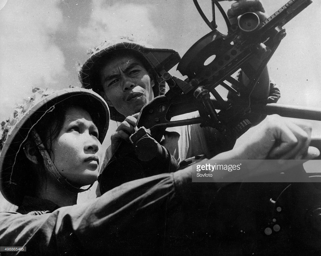 Dân quân tự vệ của nhà máy thực phầm và đồ hộp tỉnh Nam Hà (gồm hai tỉnh Hà Nam và Nam Định ngày nay) trực chiến bên súng phòng không, tháng 9/1965. Ảnh: Getty.