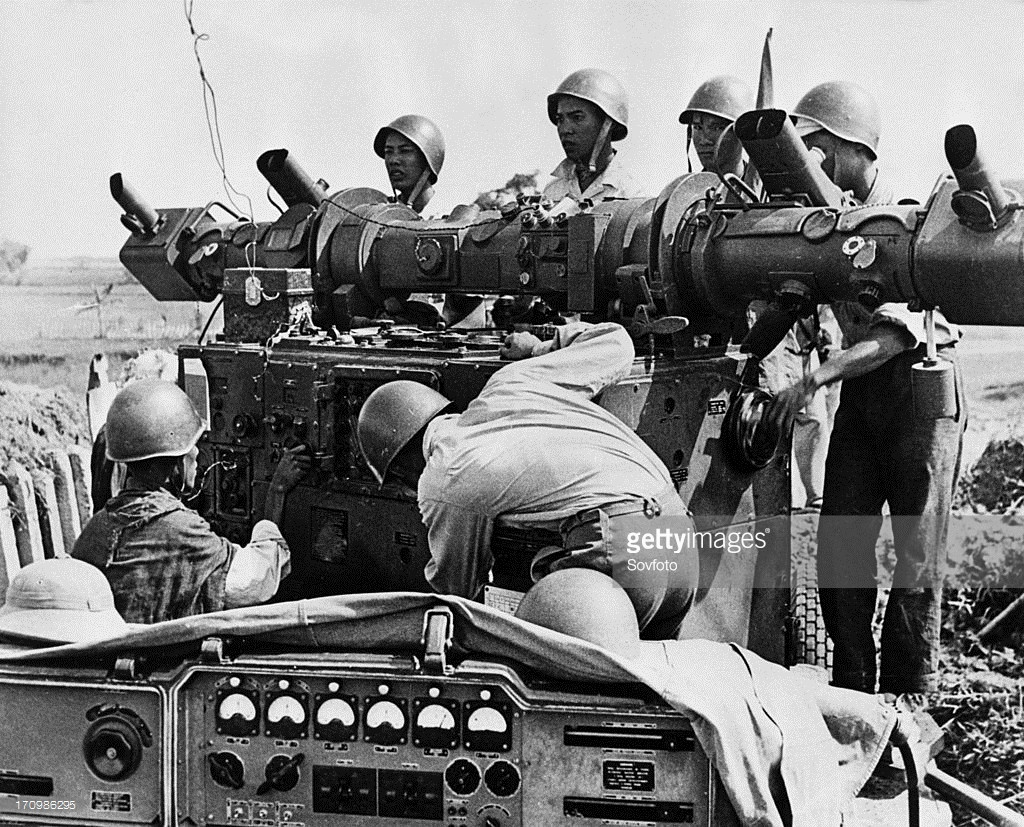 Các chiến sĩ thao tác với trung tâm điều khiển khí tài phòng không của một đơn vị phòng không ở ngoại thành Hà Nội, 1966. Ảnh: Getty.