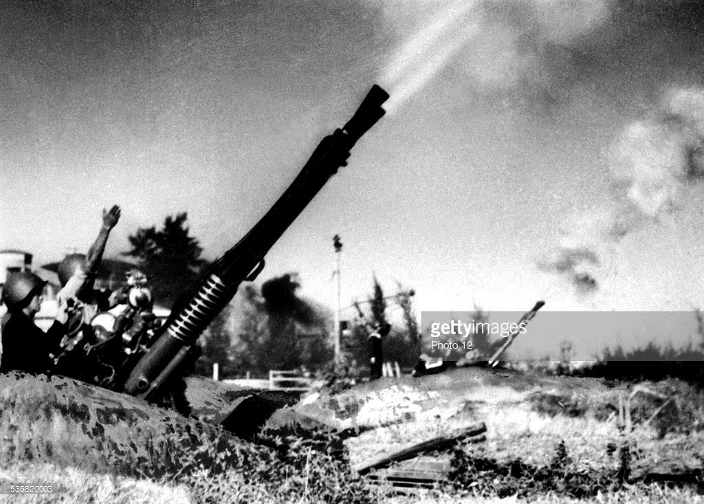 Pháo phòng không miền Bắc khai hỏa, thập niên 1960. Ảnh: Getty.