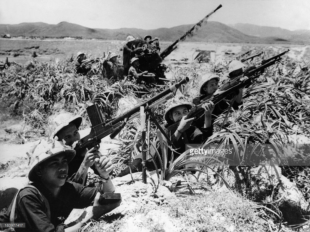 Dân quân Quảng Bình trên trận địa phòng không, sẵn sàng đối đầu vớii máy bay Mỹ, 1965. Ảnh: Getty.