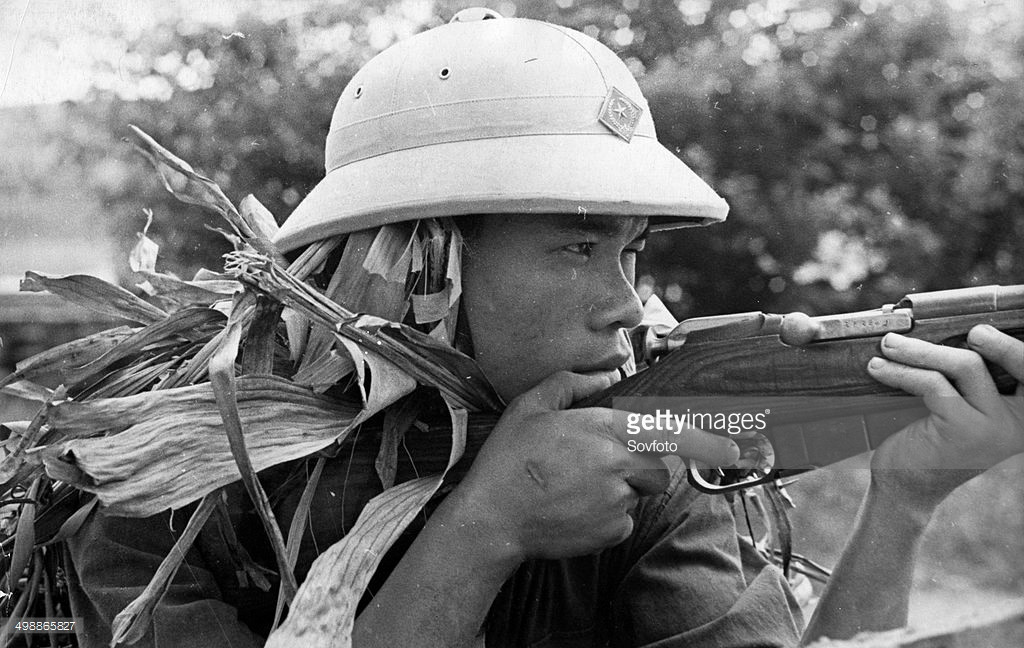 Chân dung một chiến sĩ dân quân tự vệ miền Bắc trên thao trường, năm 1960. Ảnh: Getty.