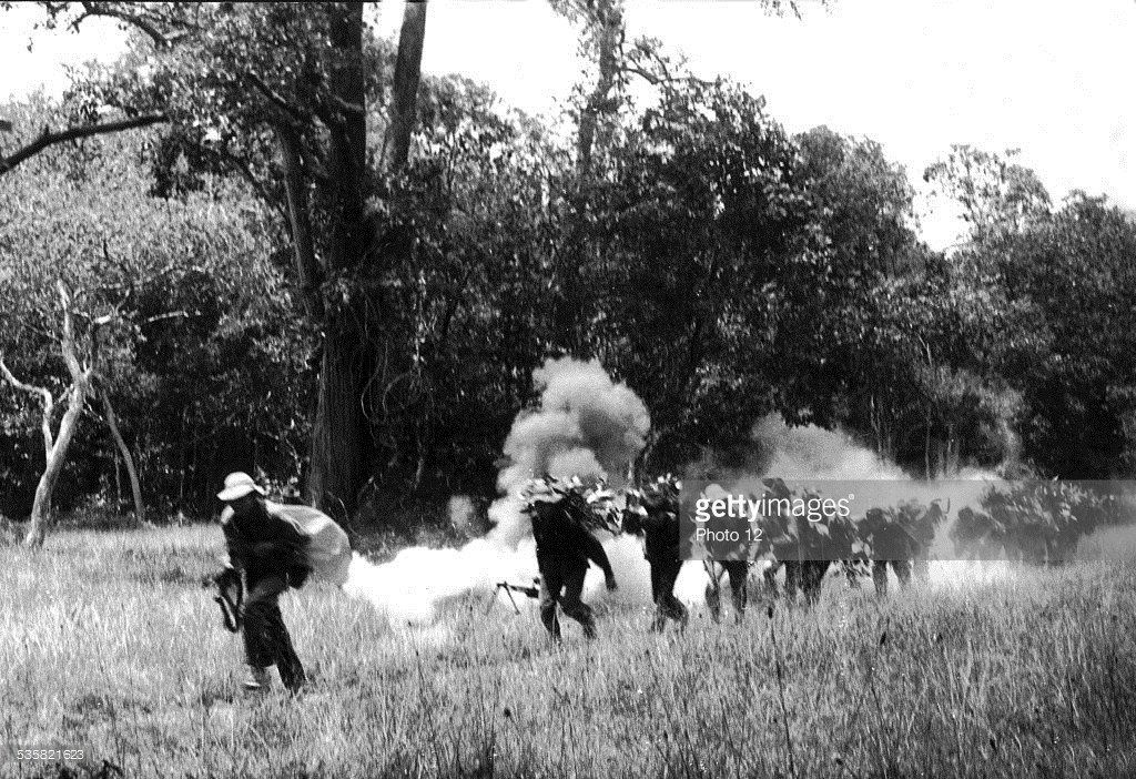 Các chiến sĩ Giải phóng di chuyển dưới hỏa lực kẻ thù ở chiến trường miền Nam, thập niên 1960. Ảnh: Getty.