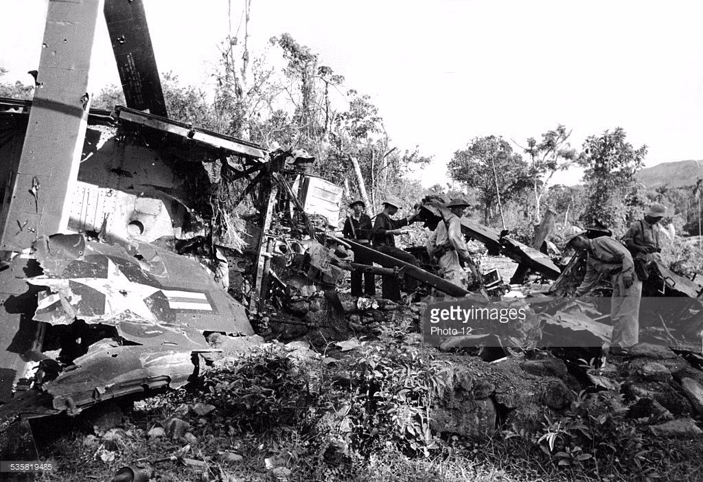 Những người du kích bên xác một chiếc máy bay Mỹ bị bắn hạ, thập niên 1960. Ảnh: Getty.