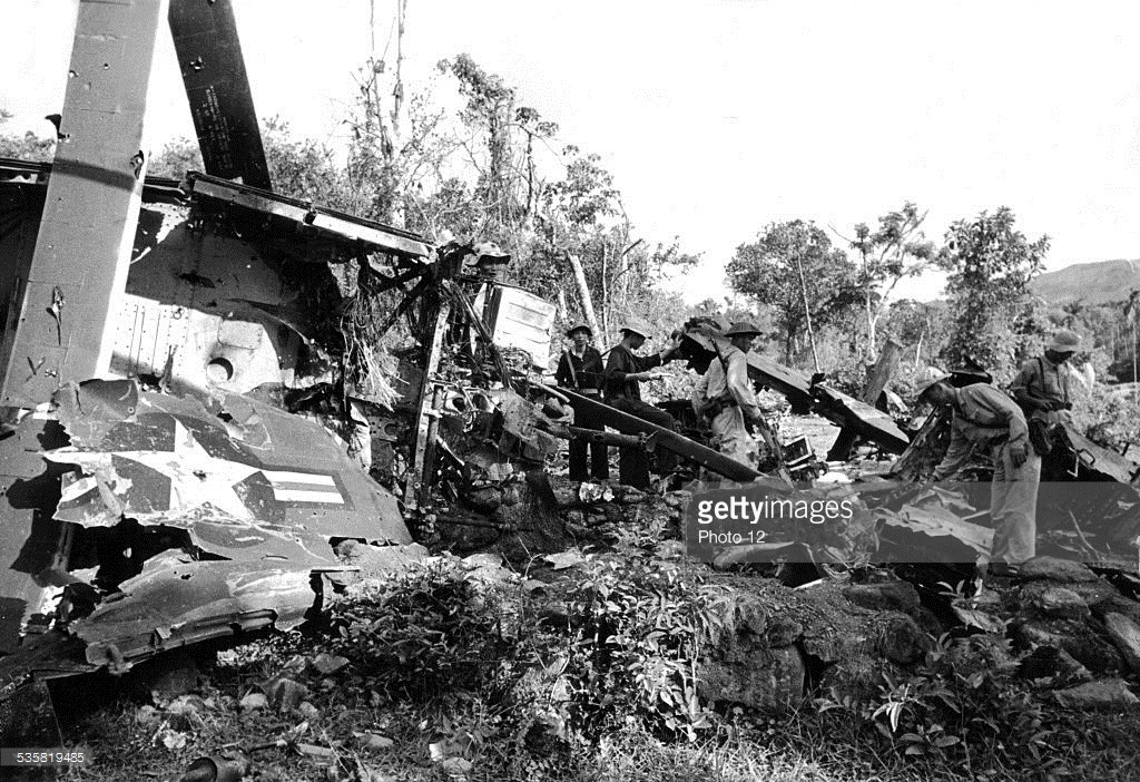 Những người du kích bên xác một chiếc máy bay Mỹ bị bắn hạ, thập niên 1960. Ảnh: Getty.