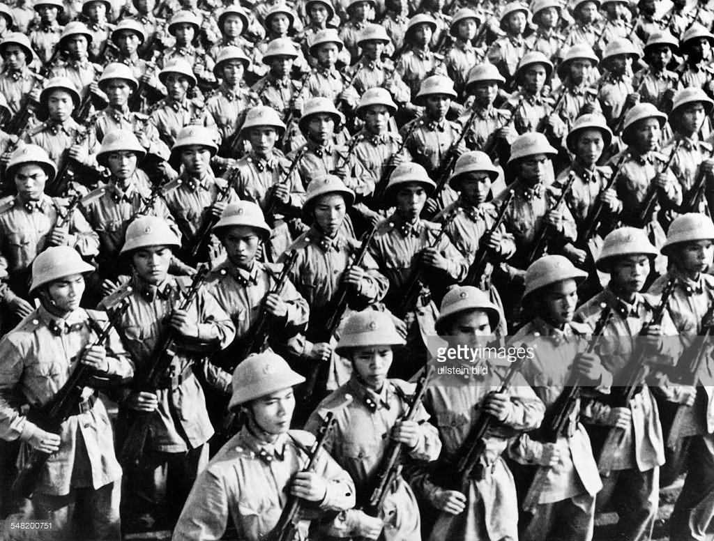 Lực lượng bộ binh trong lễ duyệt binh ở Hà Nội năm 1964. Ảnh: Getty.