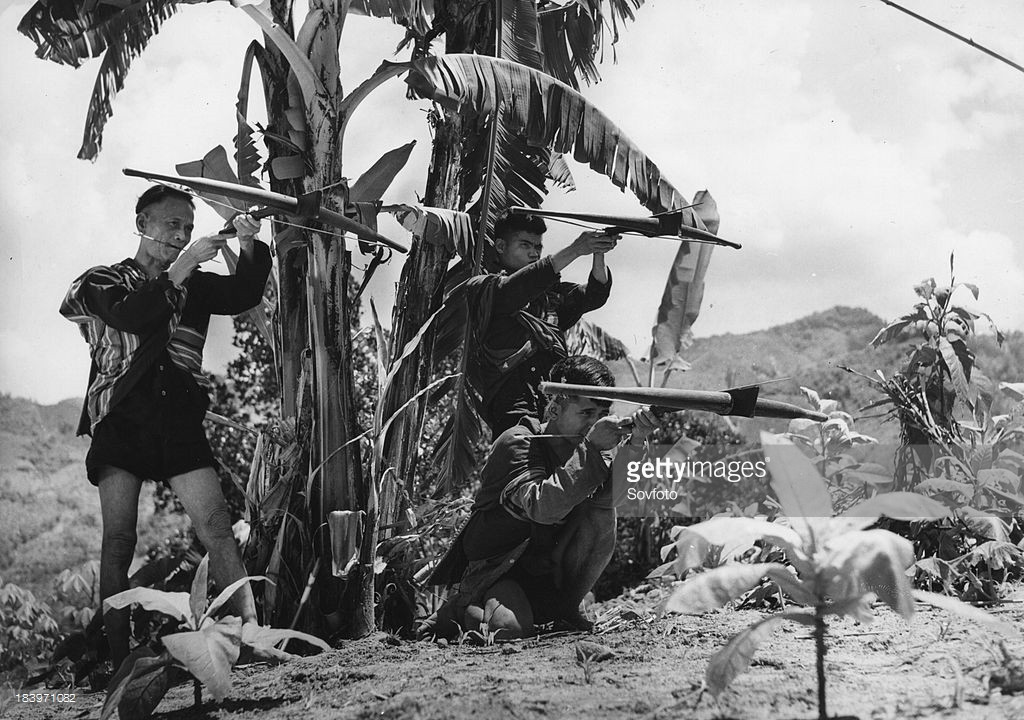 Du kích các dân tộc anh em Tây Nguyên luyện bắn nỏ, 1965. Ảnh: Getty.