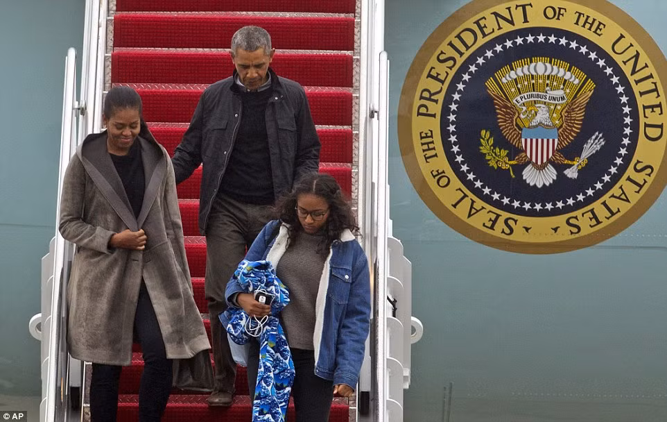 Tổng thống Obama cùng Đệ nhất phu nhân Michelle và con gái út Sasha đang bước xuống sân bay. Ảnh Daily Mail
