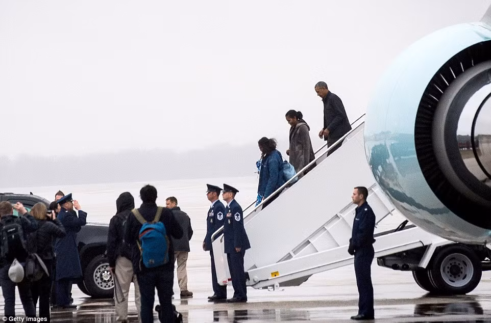 Các trợ tá đón gia đình Tổng thống Obama ở ngay dưới chân cầu thang. Ảnh Daily Mail