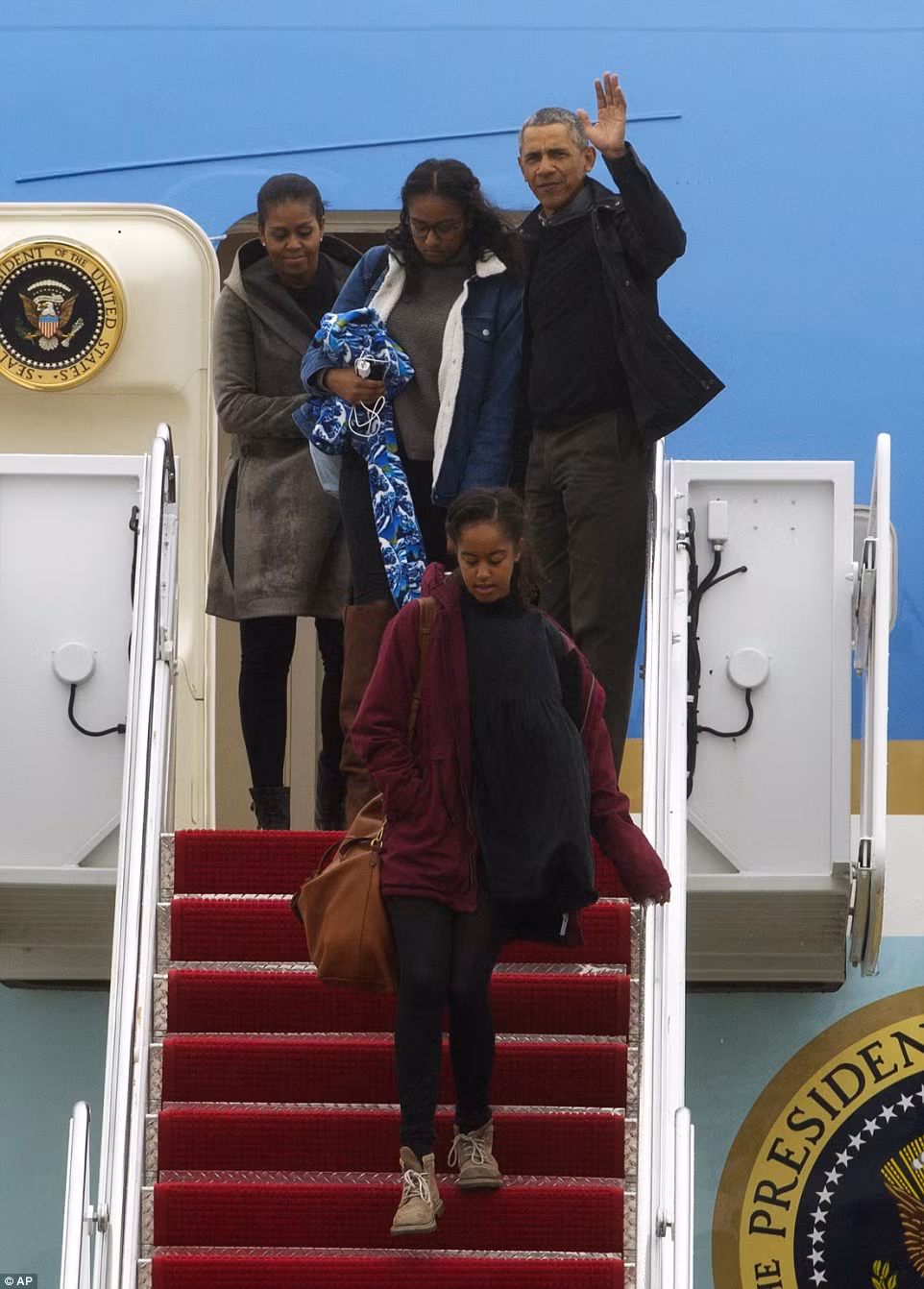 Vào ngày 2/1 (giờ địa phương, tức sáng ngày 3/1 theo giờ Việt Nam), chuyên cơ chở gia đình Tổng thống Obama đã hạ cánh xuống căn cứ không quân Andrews, bang Maryland. Ảnh Daily Mail