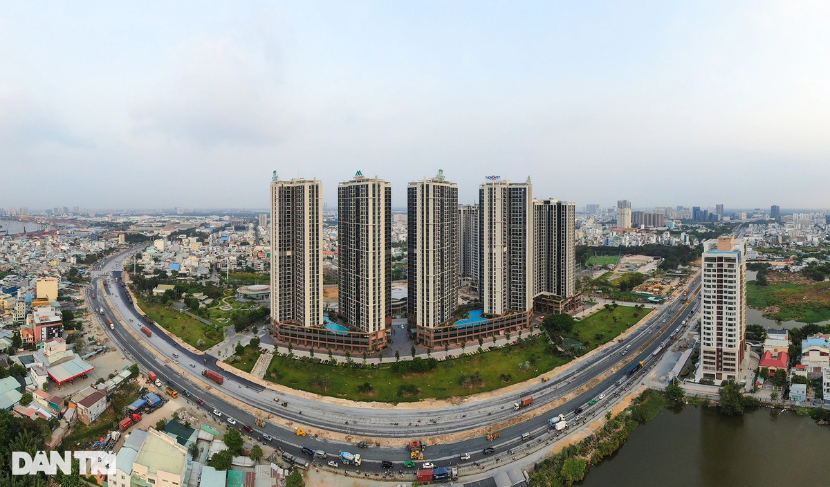 Đường Nguyễn Văn Linh được khởi công năm 1996 và đưa vào khai thác toàn bộ năm 2007, với tổng vốn đầu tư 100 triệu USD, dài gần 18 km từ quốc lộ 1 (huyện Bình Chánh) đến giao lộ Huỳnh Tấn Phát (quận 7). Đây là tuyến giao thông huyết mạch của khu vực Nam TPHCM, tạo điều kiện để phát triển khu đô thị Nam Sài Gòn, khu công nghiệp cảng Hiệp Phước, Phú Mỹ Hưng...