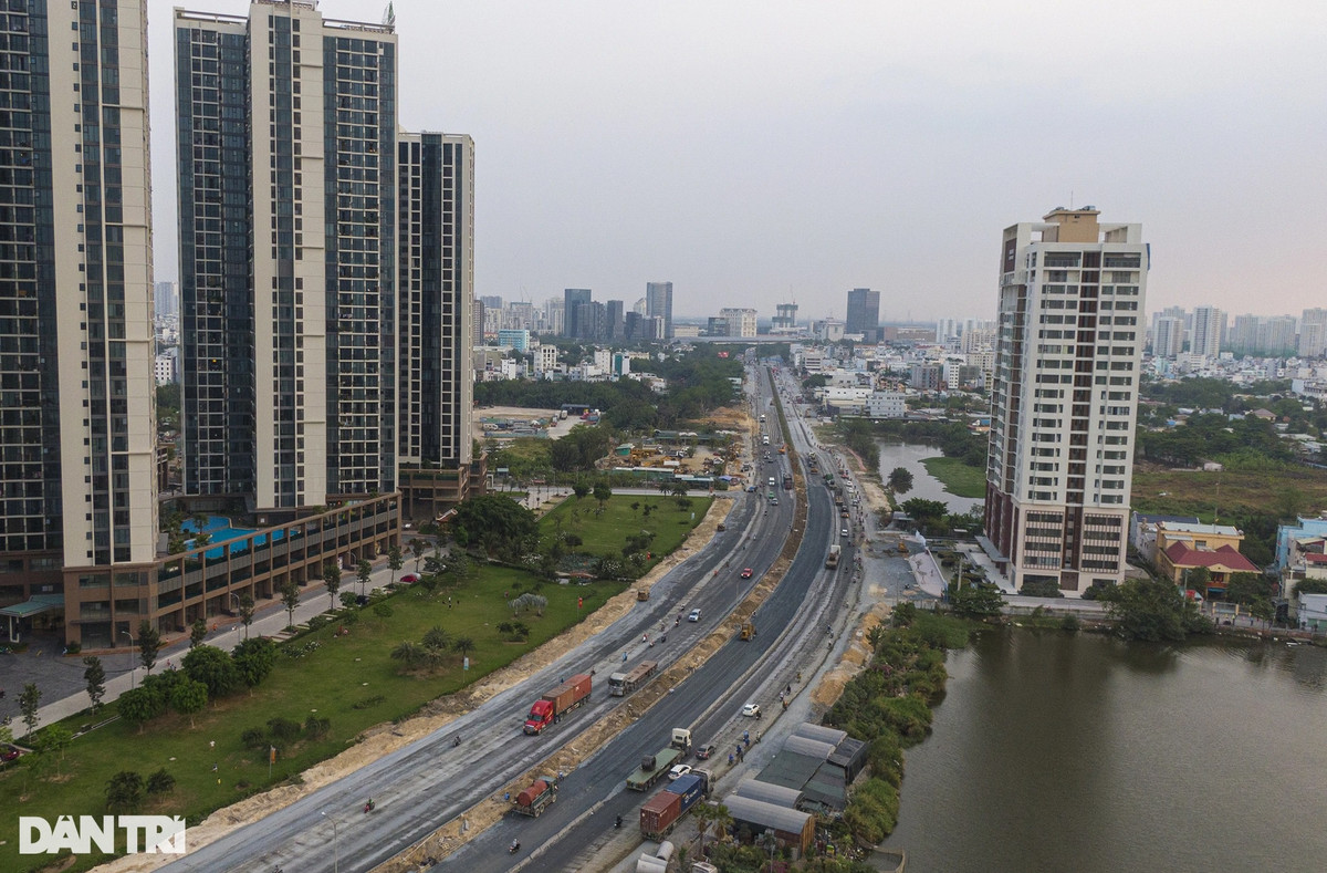 Đường Nguyễn Văn Linh là tuyến giao thông huyết mạch của phía Nam thành phố. Hàng ngày, lưu lượng phương tiện lưu thông qua lại dày đặc, thường xuyên xảy ra tình trạng ùn tắc, kẹt xe ở các khu vực "nút thắt cổ chai" như ngã tư Huỳnh Tấn Phát - Nguyễn Văn Linh, Nguyễn Thị Thập - Nguyễn Văn Linh.
