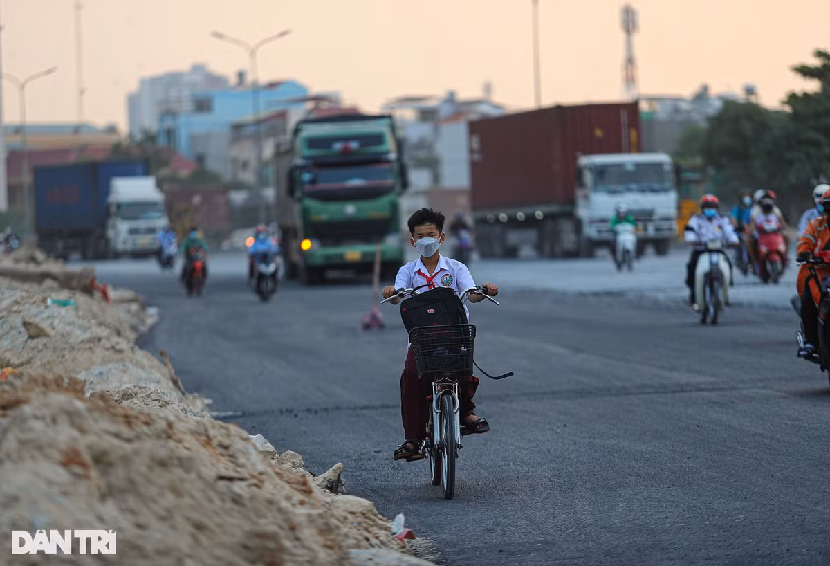 Mặt đường Nguyễn Văn Linh, đoạn gần giao lộ Huỳnh Tấn Phát tới đoạn gần chân cầu Tân Thuận 2 đã được trải nhựa, người dân có thể đi lại thoải mái.