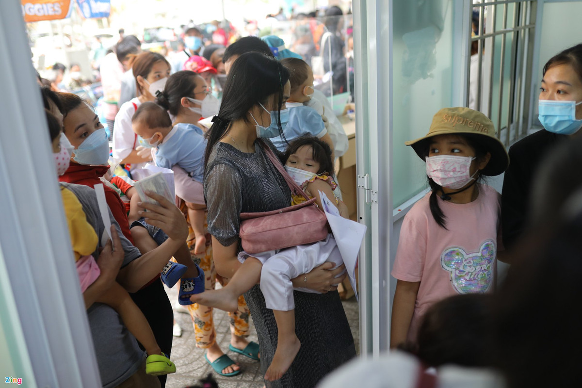 Bác sĩ chuyên khoa II Nguyễn Thanh Hải, Trưởng khoa Khám bệnh, cho biết trường hợp trẻ đến khám bệnh do triệu chứng viêm hô hấp và yếu tố dịch tễ, tỷ lệ phát hiện dương tính với SARS-CoV-2 khoảng 80-90%. May mắn là đa số bệnh nhi F0 có tình trạng nhẹ, phổ biến là sốt, ho, khàn tiếng.