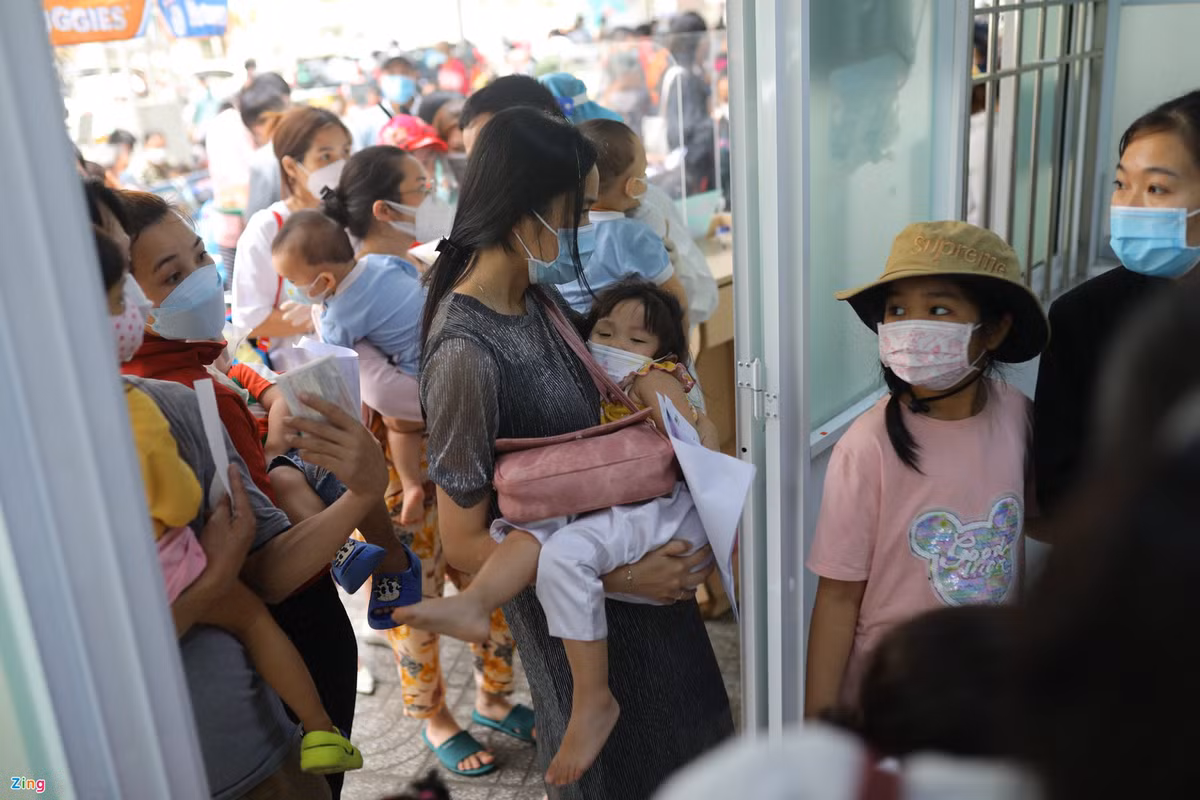 Bác sĩ chuyên khoa II Nguyễn Thanh Hải, Trưởng khoa Khám bệnh, cho biết trường hợp trẻ đến khám bệnh do triệu chứng viêm hô hấp và yếu tố dịch tễ, tỷ lệ phát hiện dương tính với SARS-CoV-2 khoảng 80-90%. May mắn là đa số bệnh nhi F0 có tình trạng nhẹ, phổ biến là sốt, ho, khàn tiếng.