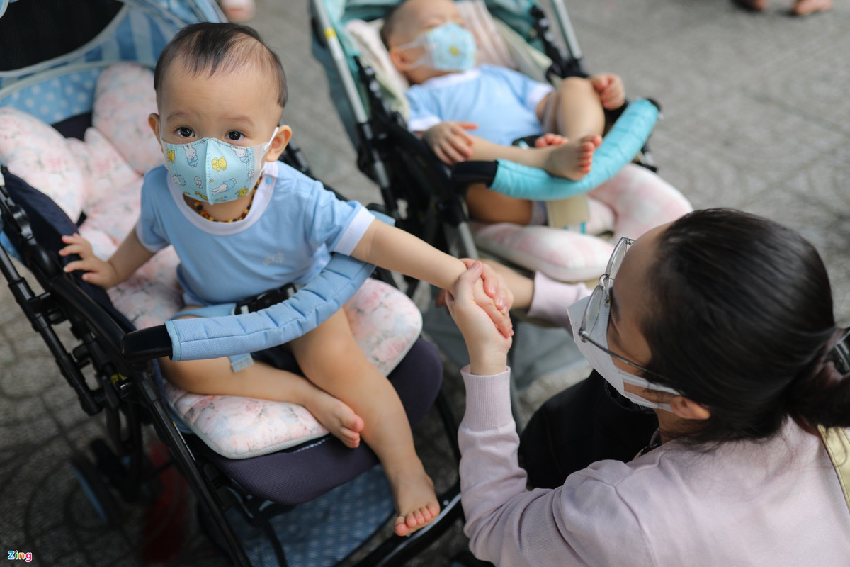 Theo bác sĩ Nguyễn Thanh Hải, số lượng trẻ em F0 tại TP.HCM đang tăng cao nên nhu cầu đến khám các triệu chứng bệnh cũng tăng tương ứng. Ngoài ra, phụ huynh thường có tâm lý lo lắng khi trẻ nhỏ có triệu chứng bệnh. Sau khi được nhân viên y tế tư vấn, họ thoải mái tâm lý hơn và yên tâm cho con điều trị ngoại trú.