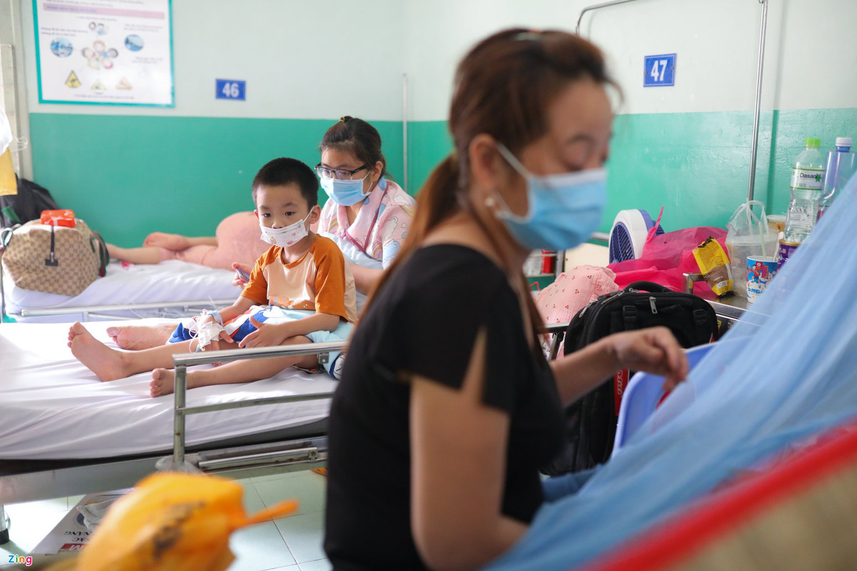 Dù lượng trẻ em mắc Covid-19 đến khám ngoại trú đông, số trẻ cần nhập viện điều trị nội trú không nhiều. Khoa điều trị Covid-19 của Bệnh viện Nhi đồng 2 đang điều trị cho khoảng 135 trẻ. Khoảng 50% trẻ F0 nhập viện có bệnh lý nền mạn tính như động kinh, bại não, suy thận, ung thư.