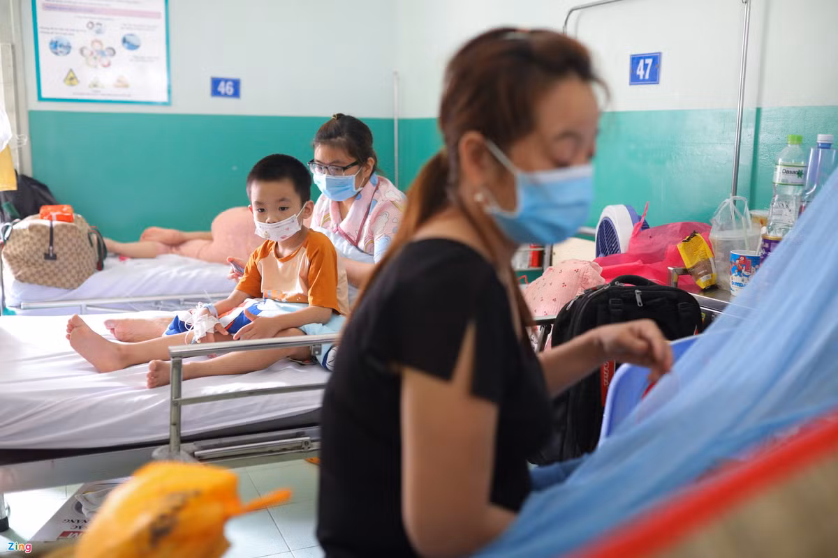 Dù lượng trẻ em mắc Covid-19 đến khám ngoại trú đông, số trẻ cần nhập viện điều trị nội trú không nhiều. Khoa điều trị Covid-19 của Bệnh viện Nhi đồng 2 đang điều trị cho khoảng 135 trẻ. Khoảng 50% trẻ F0 nhập viện có bệnh lý nền mạn tính như động kinh, bại não, suy thận, ung thư.