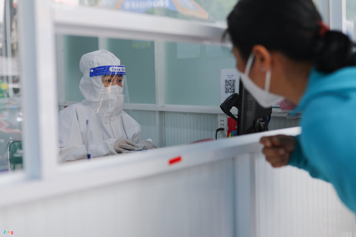 Hai phòng sàng lọc Covid-19 của bệnh viện phải kê thêm bàn khám nhưng vẫn không đáp ứng kịp khi số lượng trẻ được đưa đến khám quá đông. Nhiều phụ huynh lo lắng, liên tục hỏi han nhân viên y tế do chờ đến lượt khám quá lâu.