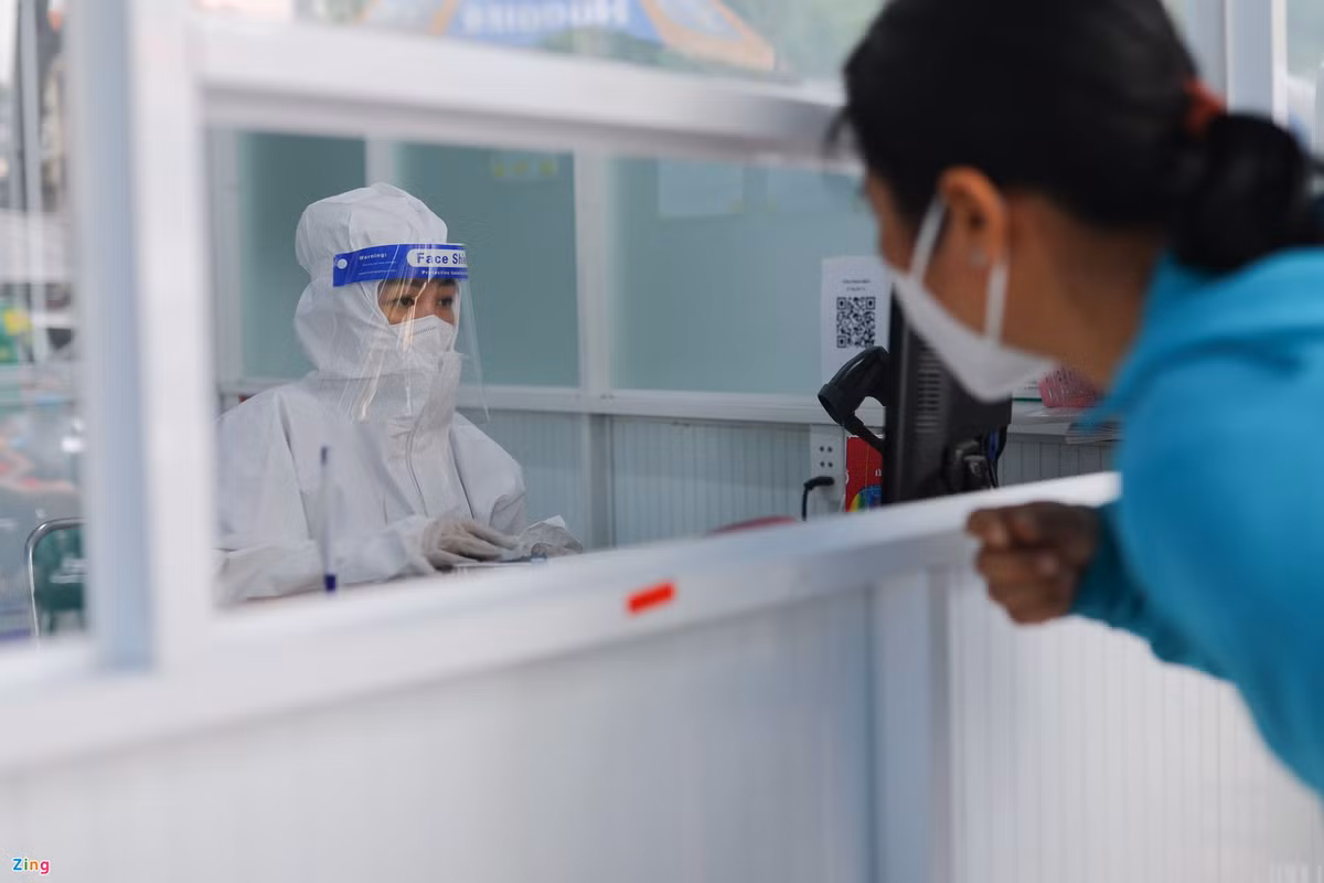 Hai phòng sàng lọc Covid-19 của bệnh viện phải kê thêm bàn khám nhưng vẫn không đáp ứng kịp khi số lượng trẻ được đưa đến khám quá đông. Nhiều phụ huynh lo lắng, liên tục hỏi han nhân viên y tế do chờ đến lượt khám quá lâu.