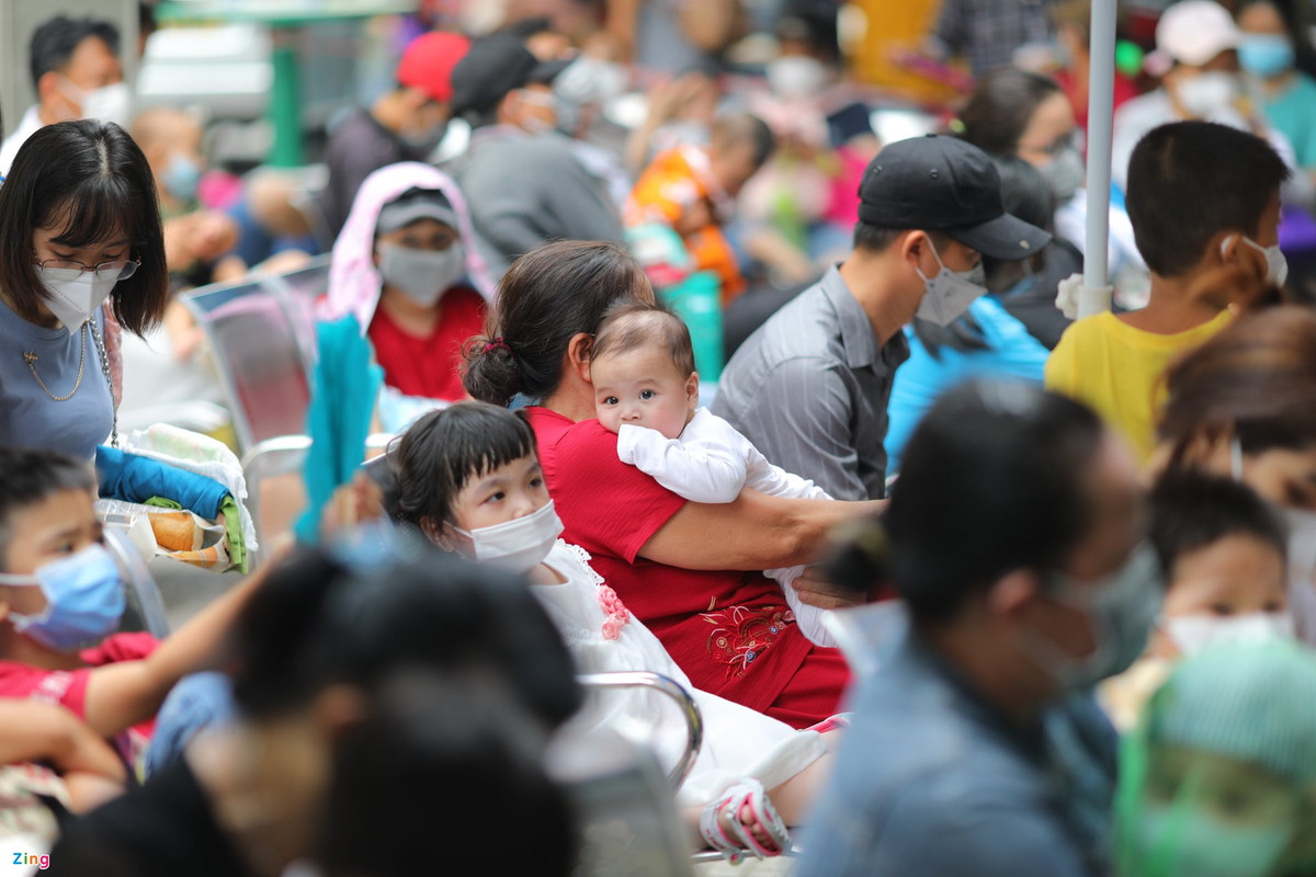 Trong tuần đầu tiên của tháng 3, Bệnh viện Nhi đồng 2 tiếp nhận trung bình 500 trẻ F0 đến khám ngoại trú. Cao điểm vào ngày 5/3, khoảng 577 trường hợp trẻ đến khám. Trong khi đó, 2 tuần đầu tháng 2, số lượng này chỉ khoảng vài chục ca.