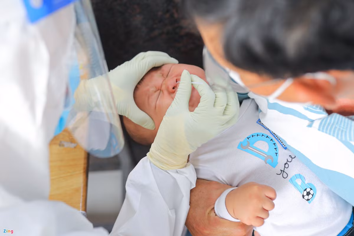 Những trẻ có triệu chứng viêm đường hô hấp như ho, sốt hoặc có dấu hiệu nghi ngờ sẽ được lấy mẫu test nhanh Covid-19. Nếu kết quả dương tính, bé được đưa đến phòng khám sàng lọc dành cho trẻ em F0. Nếu âm tính, bé được đưa đến khu vực khám, chữa bệnh theo chuyên khoa thông thường.