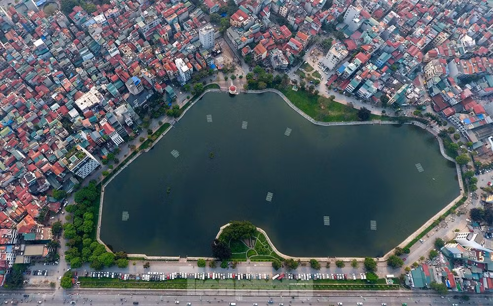 Hồ Ba Mẫu là một hồ nằm cạnh đường Lê Duẩn.Hồ này nằm đối diện với Hồ Bảy Mẫu trong công viên Thống Nhất. Người dân Thủ đô vẫn hay đi dạo, tập thể dục quanh hồ vì không khí tại đây vừa thoáng mát lại xanh tươi.