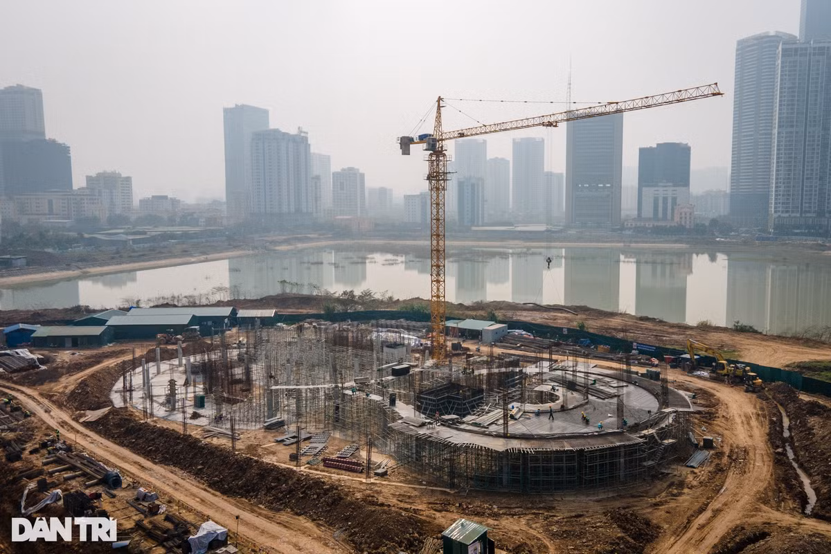 Với tổng diện tích lên đến gần 40.000 m2, Dự án Xây dựng Cung thiếu nhi Hà Nội được khởi công từ tháng 11/2021 do Ban Quản lý dự án Đầu tư xây dựng công trình văn hóa - xã hội TP Hà Nội làm chủ đầu tư với tổng mức đầu tư hơn 1.300 tỷ đồng.