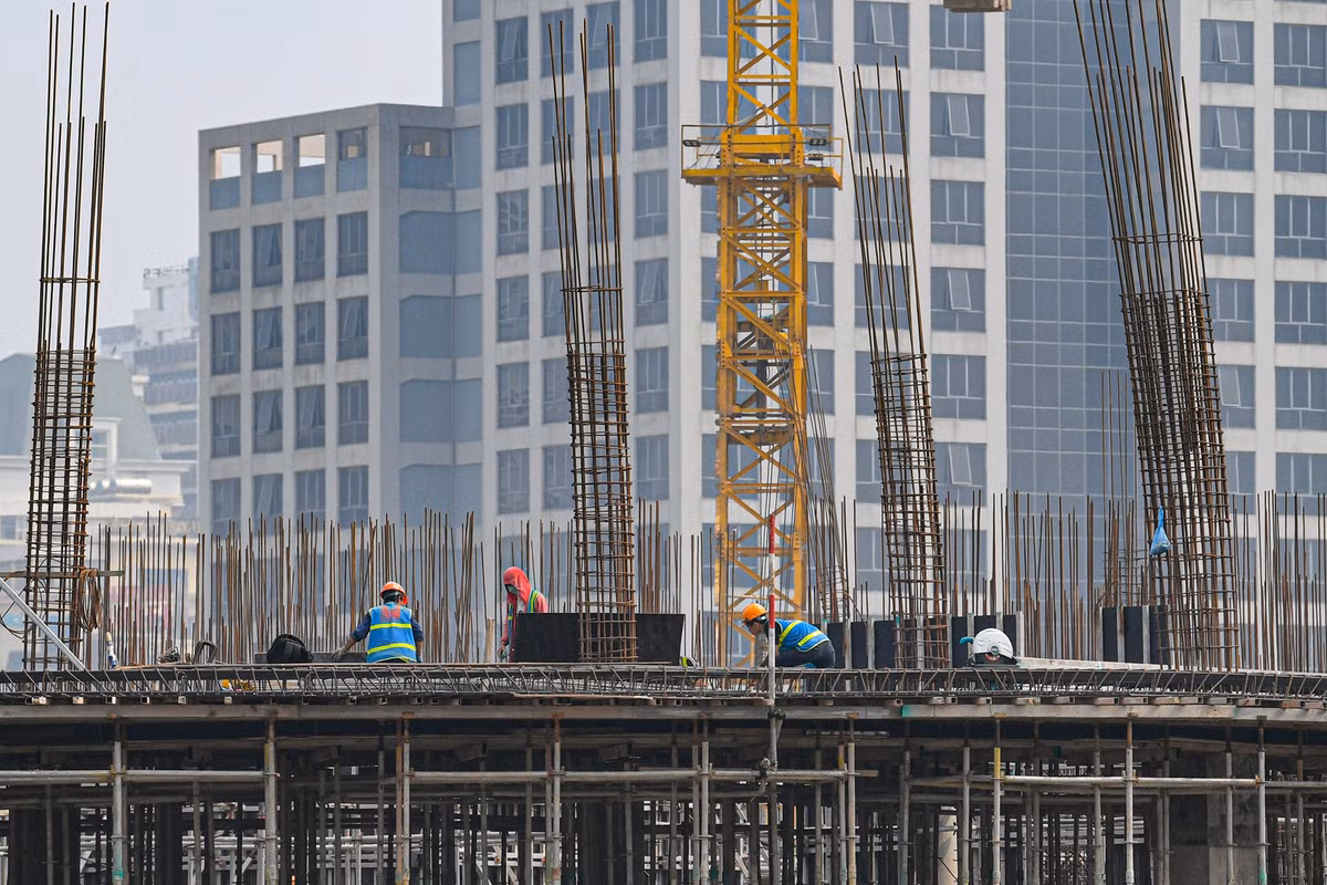 Hàng trăm công nhân làm việc trên công trường dự án xây mới Cung Thiếu nhi Hà Nội.