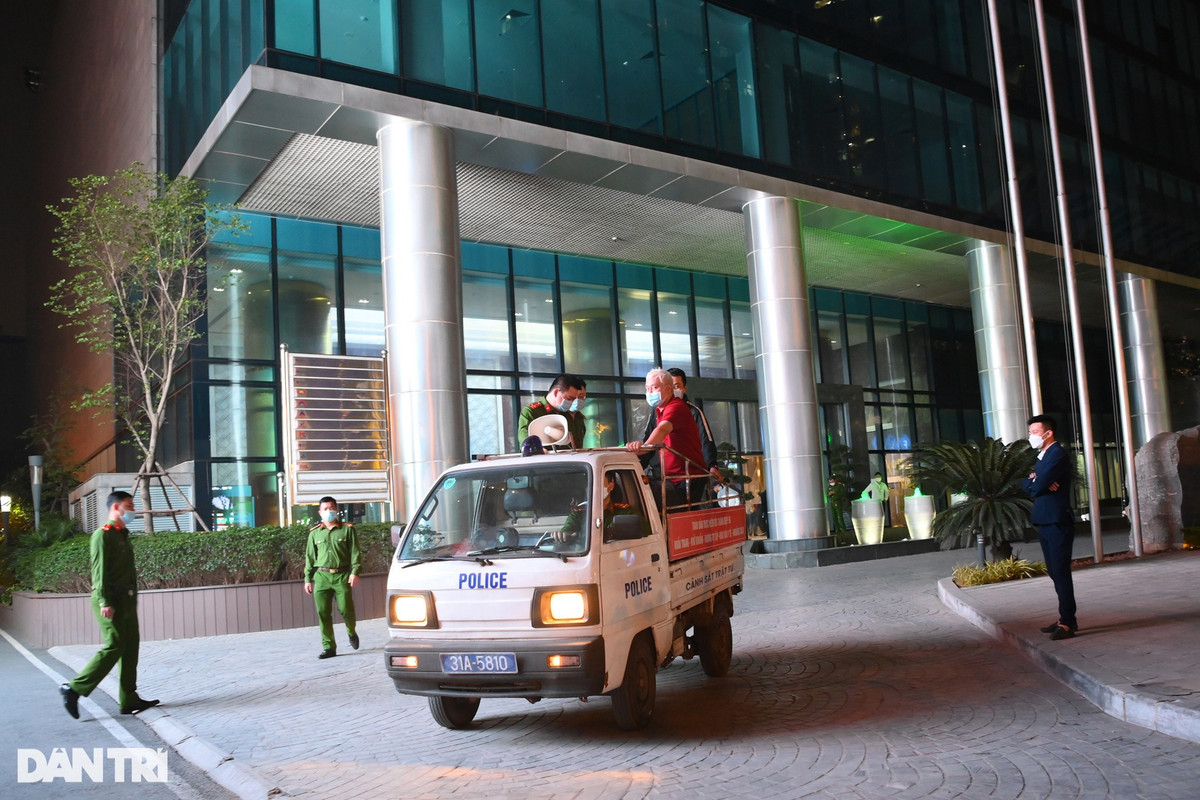 Hang tram nguoi tran ra long duong hong xem vu bat ong Trinh Van Quyet