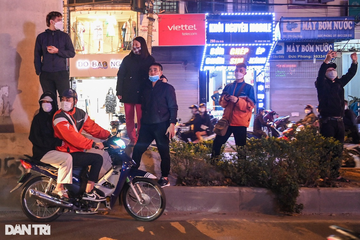 Hang tram nguoi tran ra long duong hong xem vu bat ong Trinh Van Quyet-Hinh-12