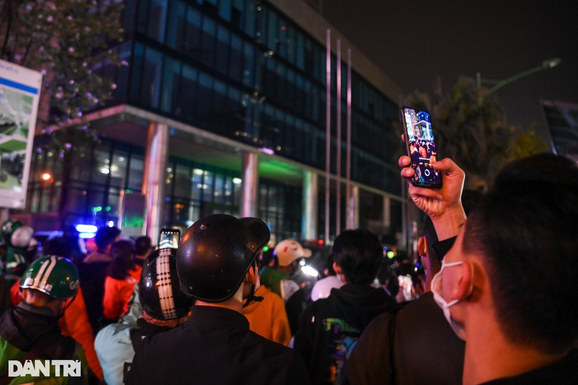 Hang tram nguoi tran ra long duong hong xem vu bat ong Trinh Van Quyet-Hinh-3