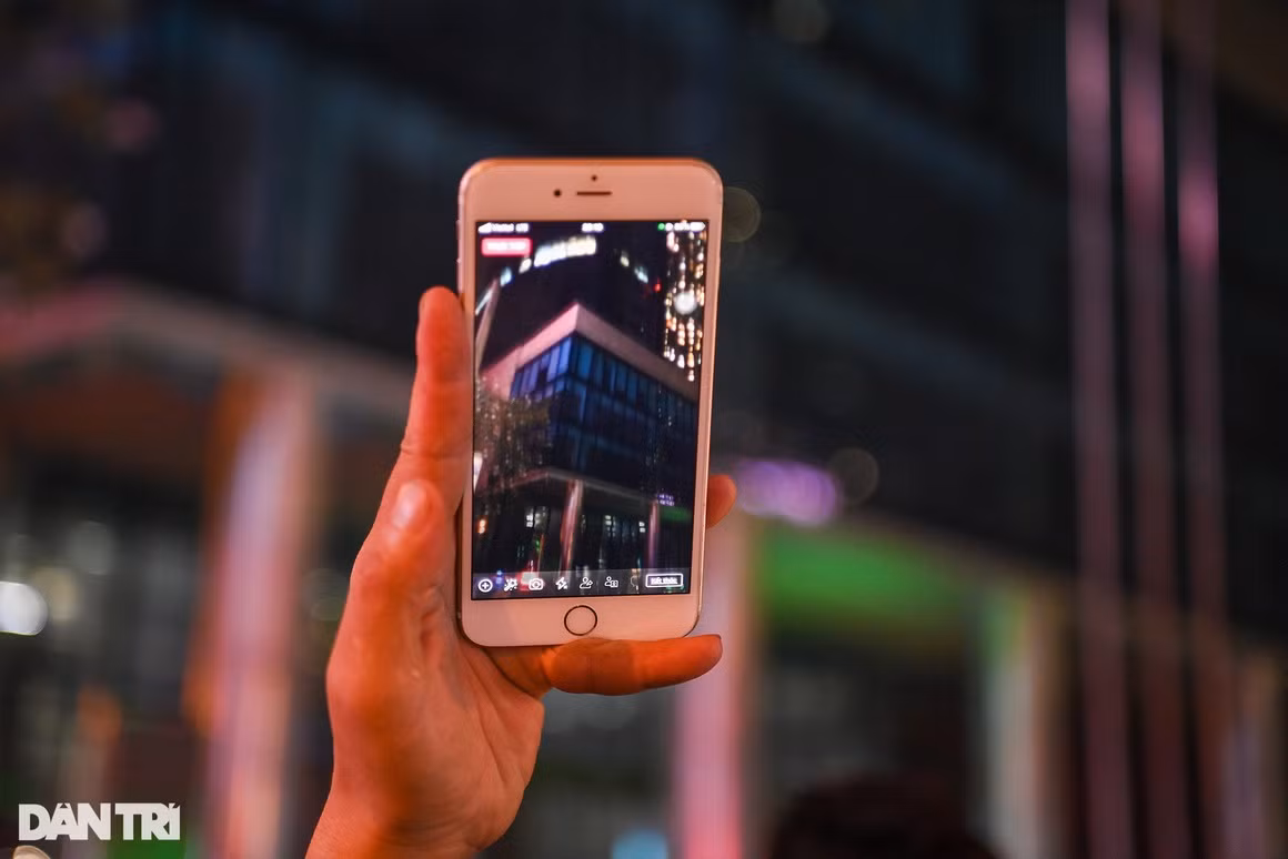 Hàng trăm người tràn ra lòng đường hóng xem vụ bắt ông Trịnh Văn Quyết - Hình 5 Hang tram nguoi tran ra long duong hong xem vu bat ong Trinh Van Quyet-Hinh-5