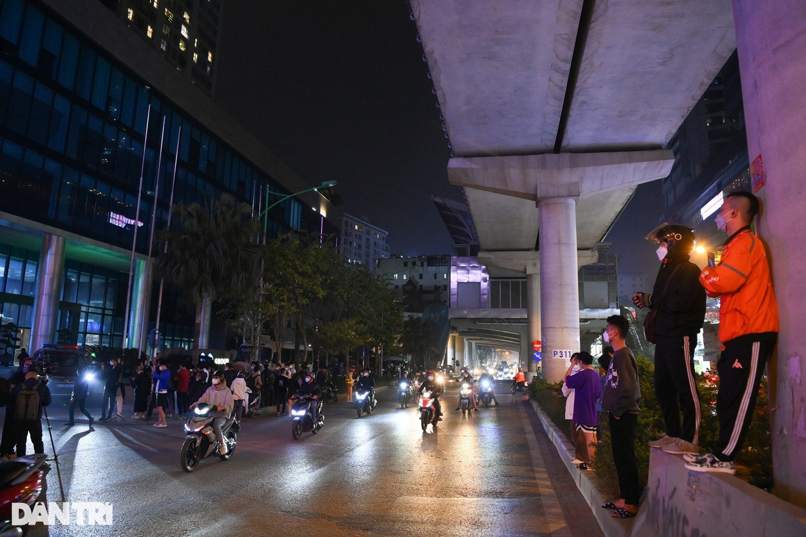 Hang tram nguoi tran ra long duong hong xem vu bat ong Trinh Van Quyet-Hinh-10