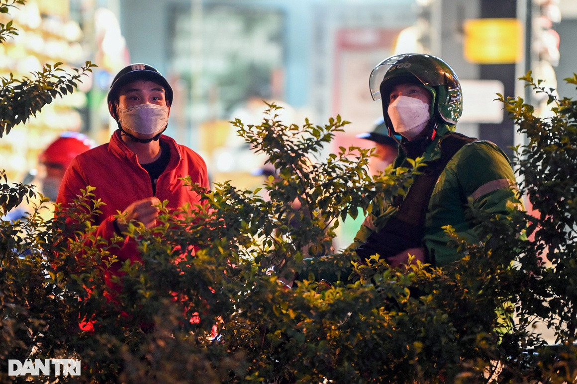 Hang tram nguoi tran ra long duong hong xem vu bat ong Trinh Van Quyet-Hinh-13