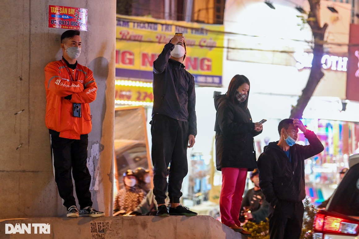 Hang tram nguoi tran ra long duong hong xem vu bat ong Trinh Van Quyet-Hinh-11