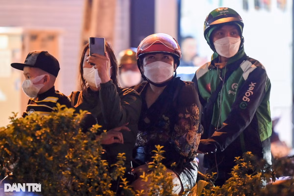 Hàng trăm người tràn ra lòng đường hóng xem vụ bắt ông Trịnh Văn Quyết - Hình 14 Hang tram nguoi tran ra long duong hong xem vu bat ong Trinh Van Quyet-Hinh-14